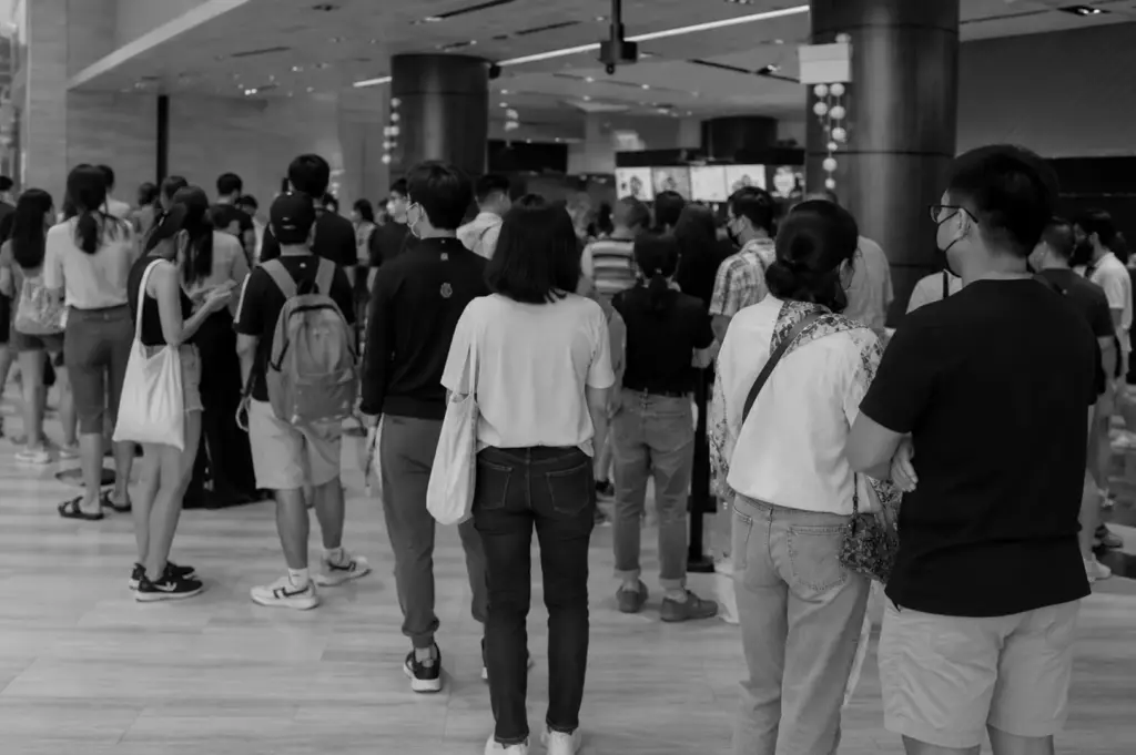 Customers lining up inside a busy CHAGEE tea store, waiting to place orders at the counter during peak hours.