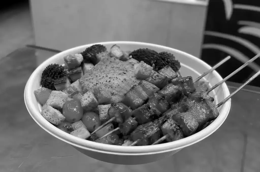 All Marche salad bowl with grilled skewers, vegetables, and croutons.